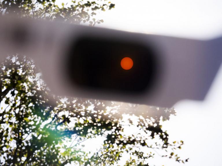 Imagen de unas gafas homologadas mostrando un eclipse