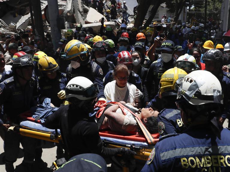 Bomberos de Cali rescatan a Diana Troncoso de entre los escombros que dejó el terremoto de magnitud 7,4, en Torres del Limonar, en Colombia, el 12 de agosto de 2026.
