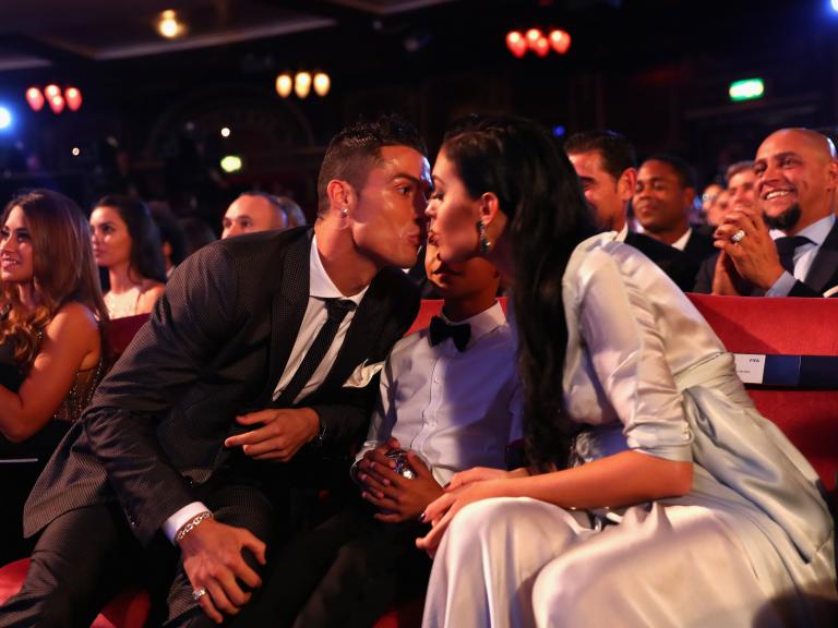 Cristiano Ronaldo y Georgina Rodríguez dándose un beso en la ceremonia de los premios FIFA Men's Players de 2017.