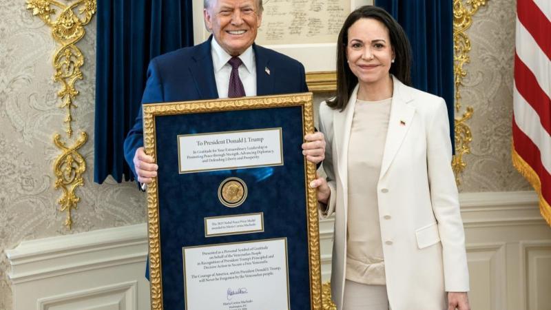 Momento en que la opositora María Corina Machado ofrece la medalla del Nobel de la Paz de 2025 al presidente de EEUU, Donald Trump; a pesar de las advertencias del comité de los premios.
