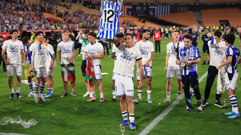 Mikel Oyarzabal levanta la Copa del Rey con una camiseta con el nombre de Aitor Zabaleta