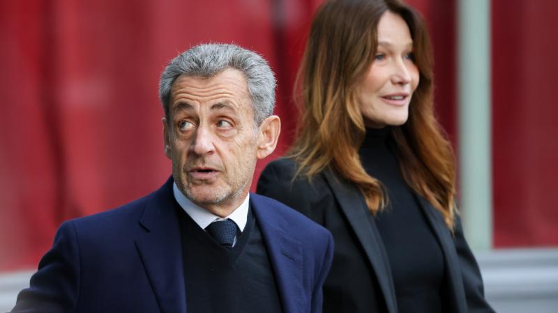 Nicolas Sarkozy junto a Carla Bruni, en París