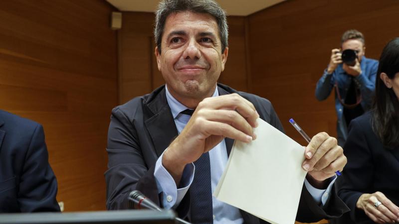 Carlos Mazón en Les Corts por primera vez desde su dimisión