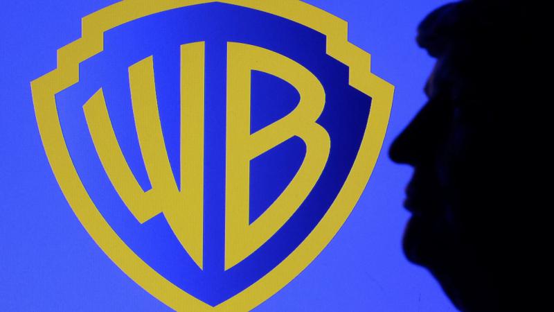 Silueta de Donald Trump frente al logotipo de Warner Bros.