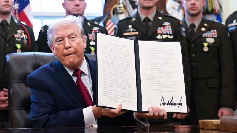 Donald Trump, con un documento firmado en el Despacho Oval de la Casa Blanca. Por suerte, no son otros aranceles.