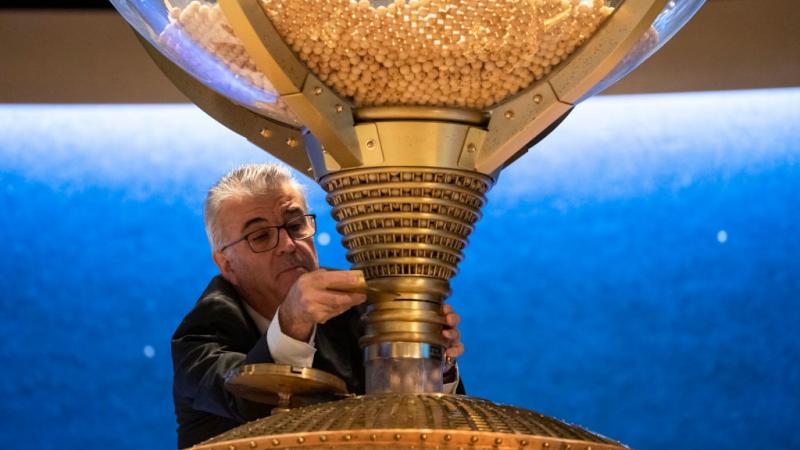 Un funcionario introduce las bolas en el bombo antes del sorteo de la lotería de Navidad española, en el Teatro Real de Madrid, el 22 de diciembre de 2019.