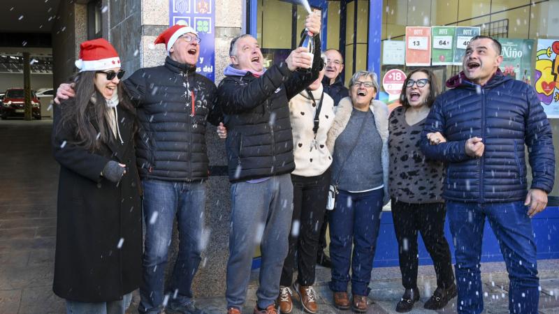 Agraciados con el Gordo del Sorteo Extraordinario de la Lotería de Navidad, el 79.432, lo celebran en La Bañeza (León)
