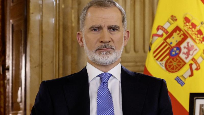 El rey Felipe VI en su mensaje de Navidad 2024 en el Salón de Columnas del Palacio Real