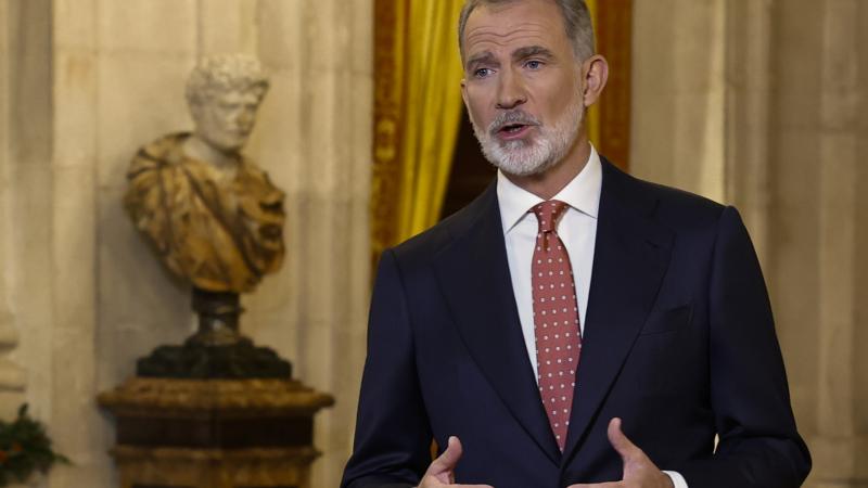 El rey Felipe VI, en su primer discurso de Navidad pronunciado en pie, en diciembre de 2025.