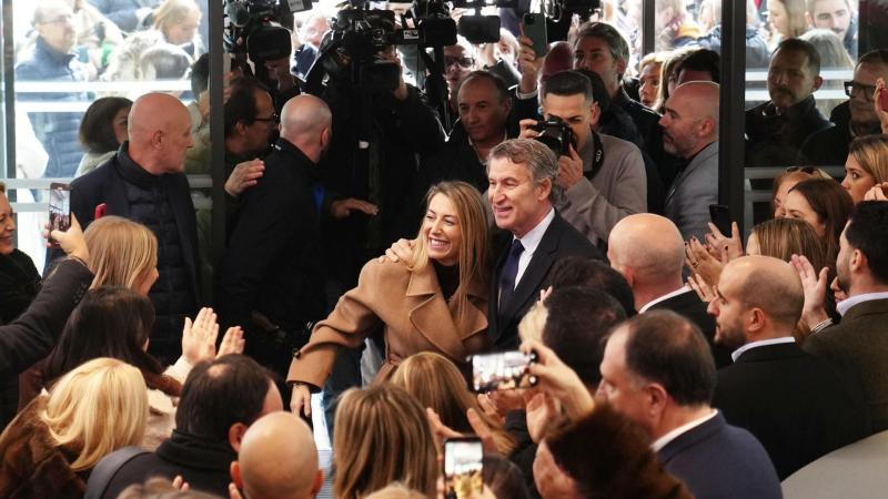 El presidente del PP, Alberto Núñez Feijóo junto a la presidenta en funciones de Extremadura, María Guardiola, el pasado lunes
