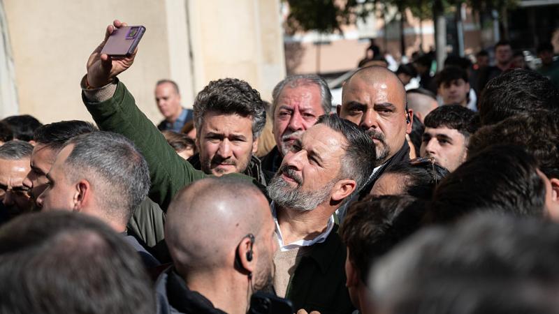 Santiago Abascal se hace un 'selfie' con un simpatizante