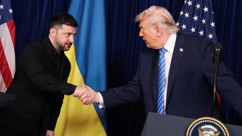 Donald Trump y Volodímir Zelenski se dan la mano tras otra reunión en Florida para un posible acuerdo de paz en Ucrania.