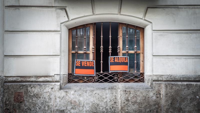 Imagen de archivo de un cartel de 'Se vende' y otro 'Se alquila' en un piso.