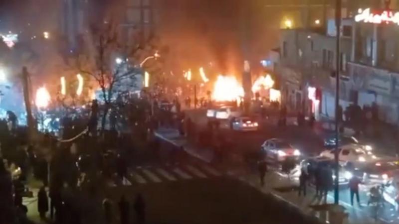 Protestas en las calles de Teherán (Irán) publicadas en redes sociales, pese al corte de comunicaciones decretado por los ayatolás, el 3 de enero de 2026.