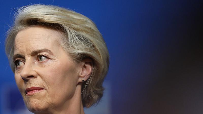 Ursula von der Leyen, mirando hacia su derecha, en una imagen de archivo
