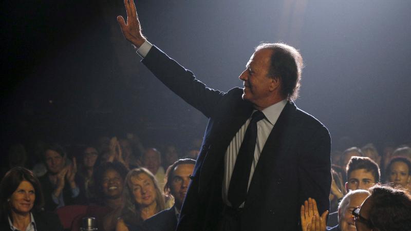 Julio Iglesias, reconocido durante el concierto de graduación del Berklee College of Music en Boston, Massachusetts (Estados Unidos), el 8 de mayo de 2015.