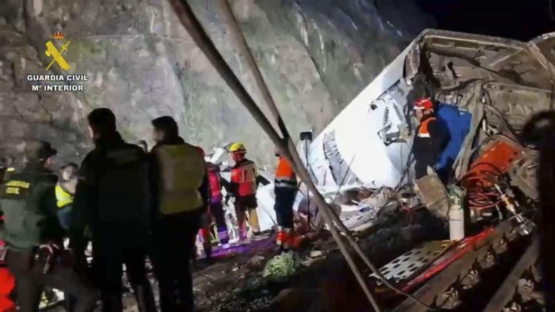 Agentes de la Guardia Civil y cuerpos de rescate en el accidente de Adamuz (Córdoba) provocado el descarrilamiento de un tren de alta velocidad que ha chocado contra otro que circulaba por la vía contigua.