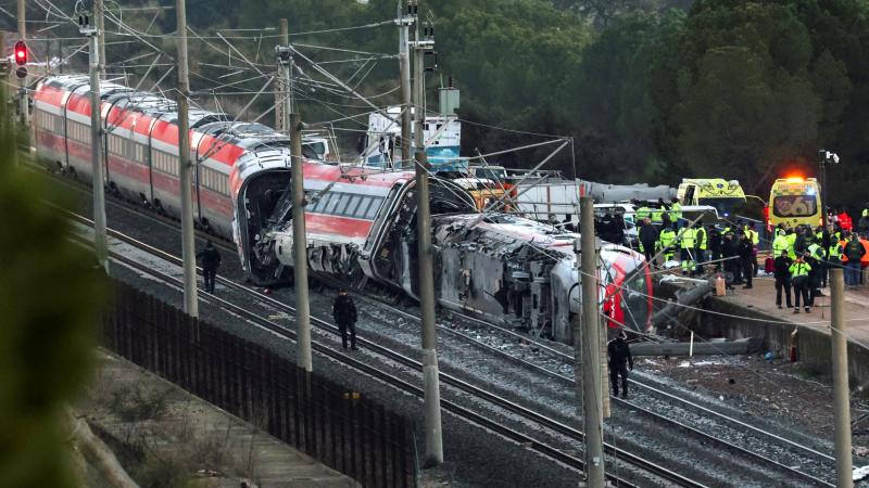 Lugar del accidente ferroviario en Adamuz (Córdoba) en el que un tren Iryo ha descarrillado impactando con un Alvia y causando cerca de medio centenar de muertos.