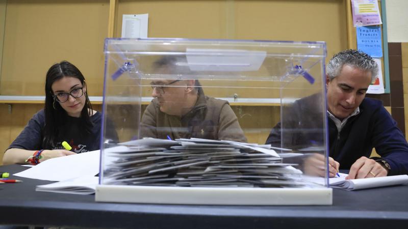 Mesa electoral en Zaragoza.