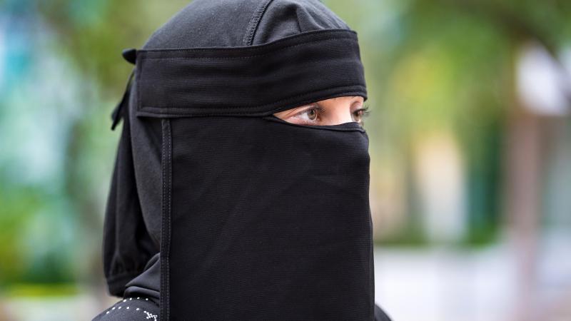 Una mujer, con el niqab