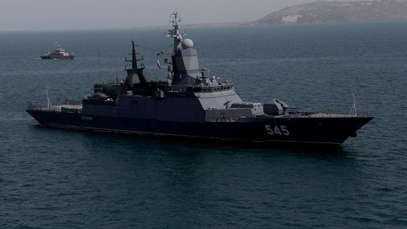 Una embarcación militar vigila el estrecho de Ormuz hace semanas en unas maniobras de Irán y Rusia