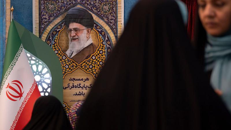 Varias mujeres ante el retrato del ya muerto Ali Jamenei