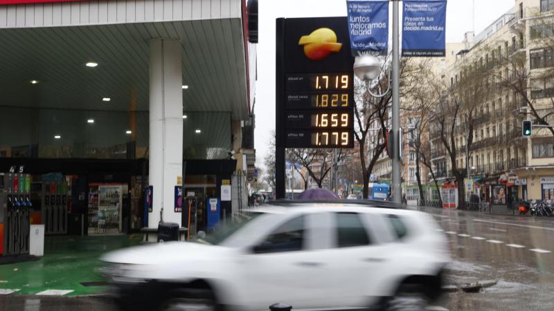 Precios de los distintos tipos de gasolina y gasoil anunciados en una gasolinera de Madrid, el pasado día 6 de marzo