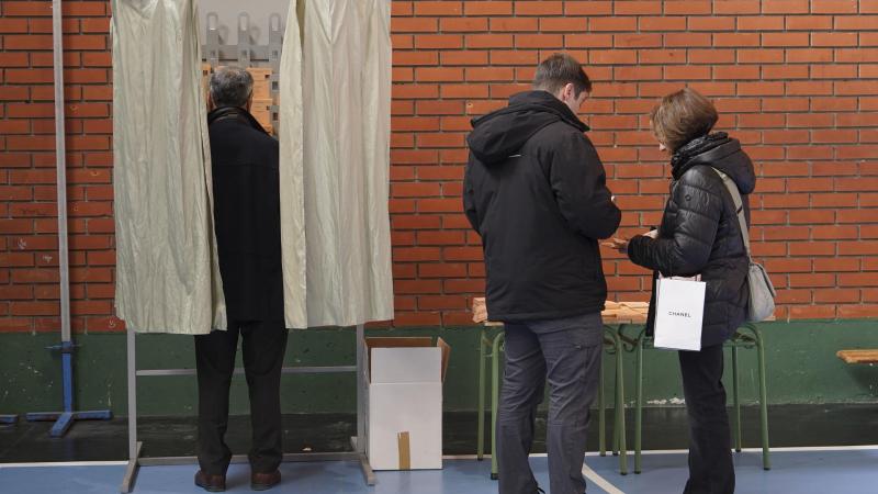 Ciudadanos de Castilla y León, ejerciendo su derecho a voto en las elecciones de este 15 de marzo.