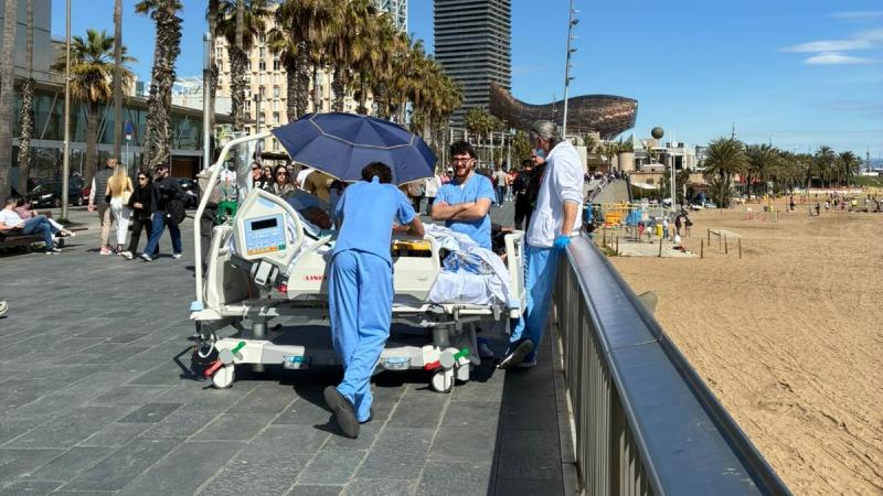 La imagen viral de Rafaela Tabasnik de un paciente en la playa de Barcelona.