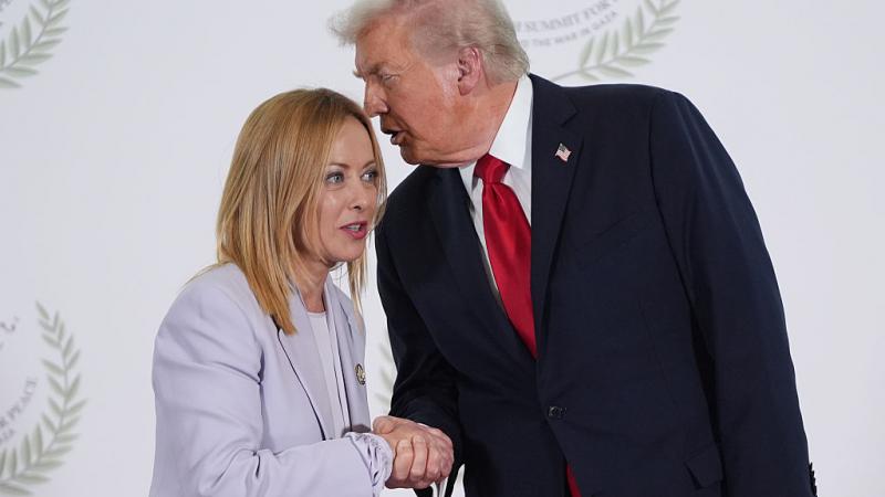El presidente de EEUU, Donald Trump, saluda a la primera ministra italiana, Giorgia Meloni, en la cumbre para apoyar el fin de la guerra entre Israel y Hamás, 13 de octubre de 2025 en Sharm El Sheikh (Egipto).