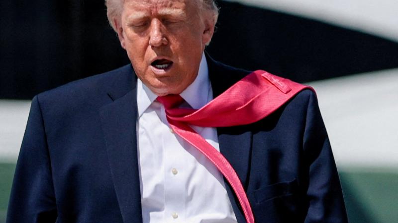 La corbata del presidente de EEUU, Donald Trump, ondea al viento mientras camina para subir al Air Force One en la Base Conjunta Andrews (Maryland), 16 de abril de 2026.