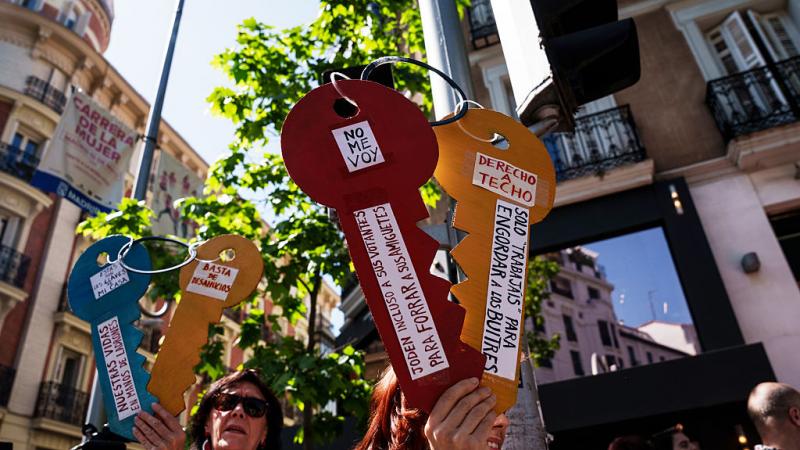 MADRID, SPAIN - APRIL 26: A person carries a banner with the slogan 'No me voy. Right to a roof' during a rally for the extension of rents and the right to housing in front of the PP headquarters in Genova, on 26 April, 2026 in Madrid, Spain. The PP has publicly announced that it will vote against the Royal Decree that extends rents for 2 years and caps the rent increase at 2%, so they are calling the rally to lobby for the vote in Congress on 28 April. (Photo By Matias Chiofalo/Europa Press via Getty Images)