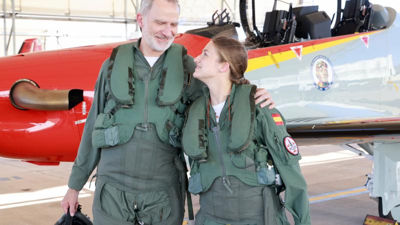 Felipe VI y la princesa Leonor tras su vuelo conjunto en la Academia de San Javier en Murcia.