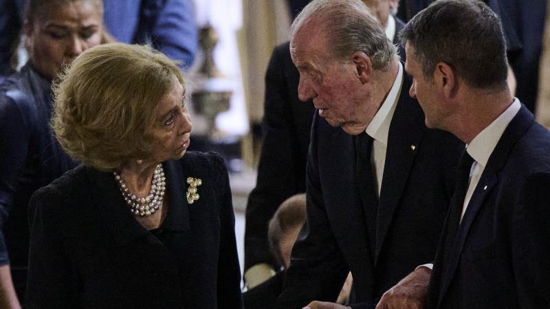 Los reyes Juan Carlos y Sofía en la misa funeral de su sobrino Juan Gómez-Acebo en septiembre de 2024