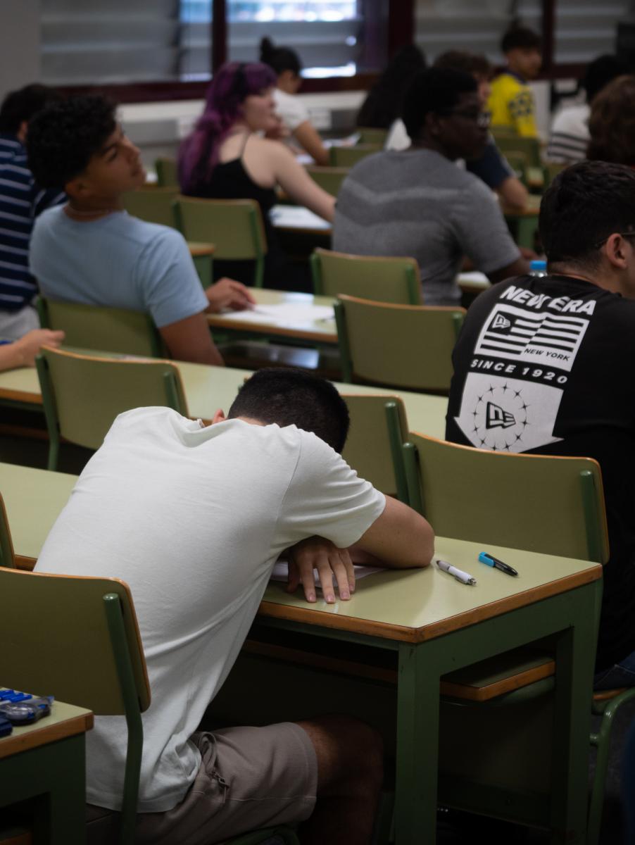 Un alumno, rendido antes de un examen de la PAU en Valencia.