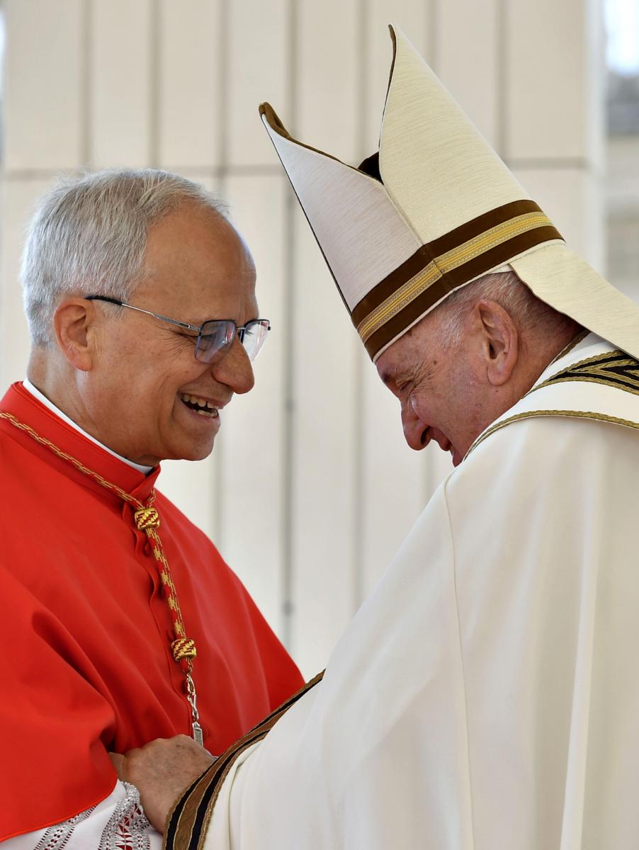 El papa Francisco y León XIV.