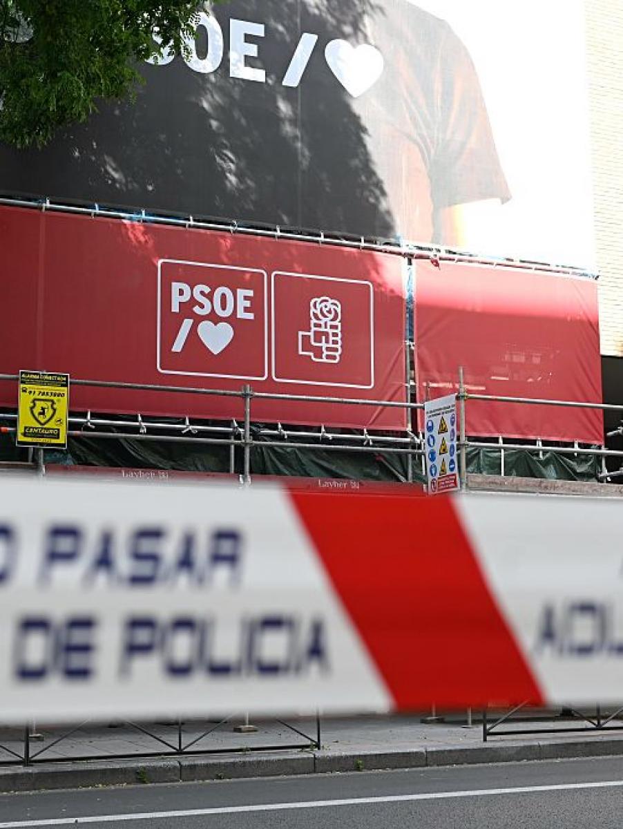 Cordón policial frente a la sede del PSOE en Ferraz durante la intervención de la UCO