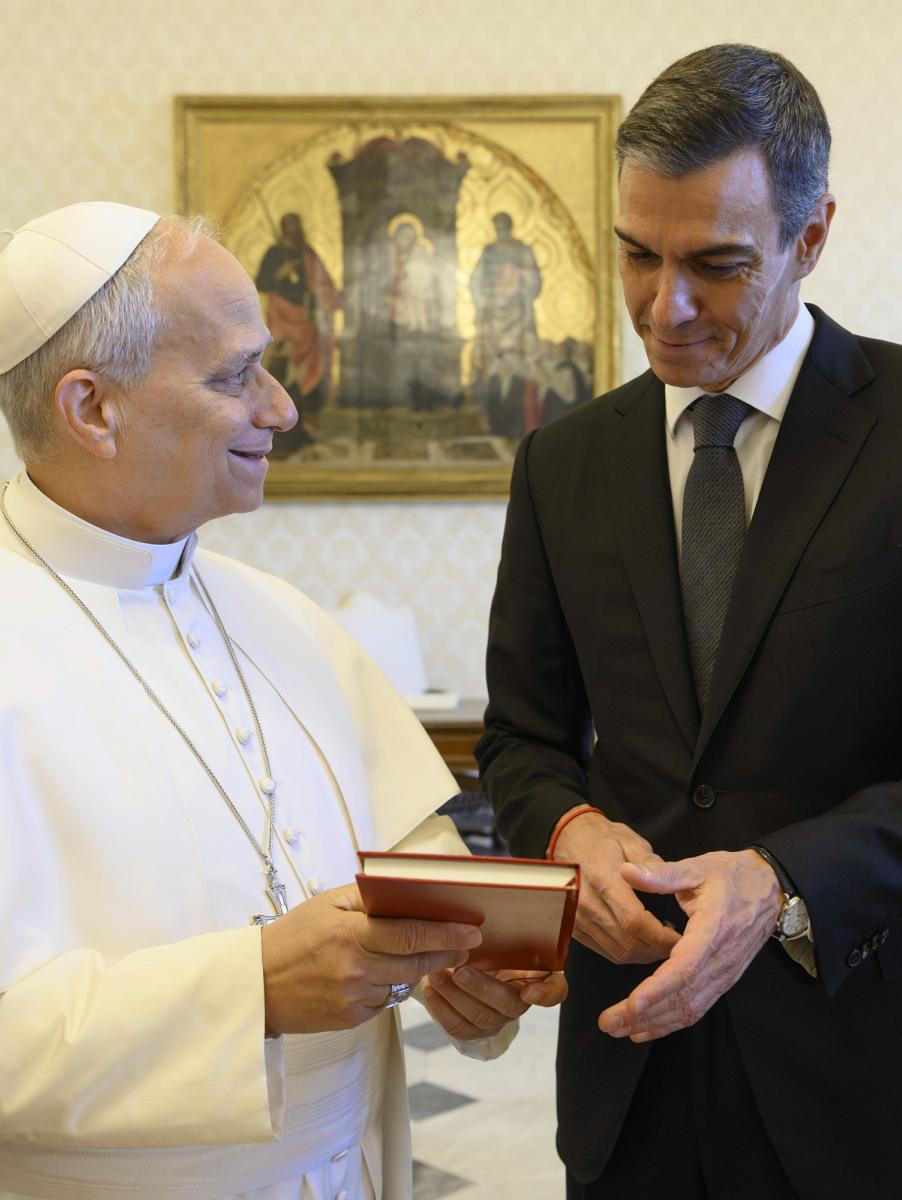 El presidente del Gobierno, Pedro Sánchez, junto al papa León XIV.