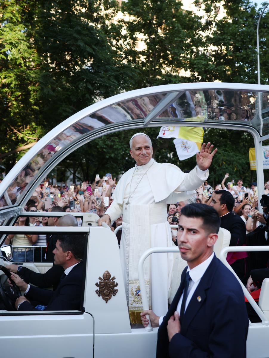 El papa León XIV en el papamóvil rumbo a la Plaza Lima.