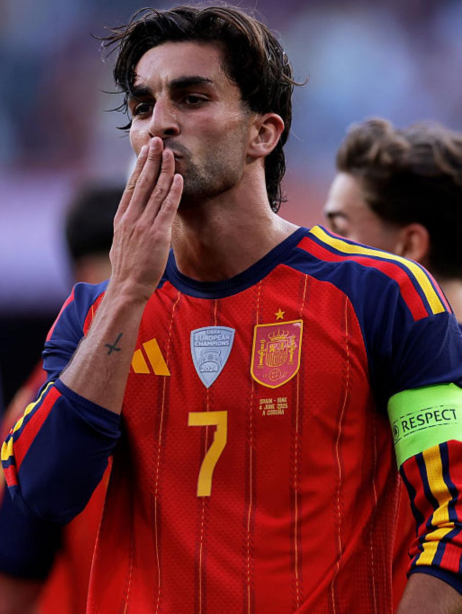 Ferrán celebra su gol a Irak con un beso a la grada