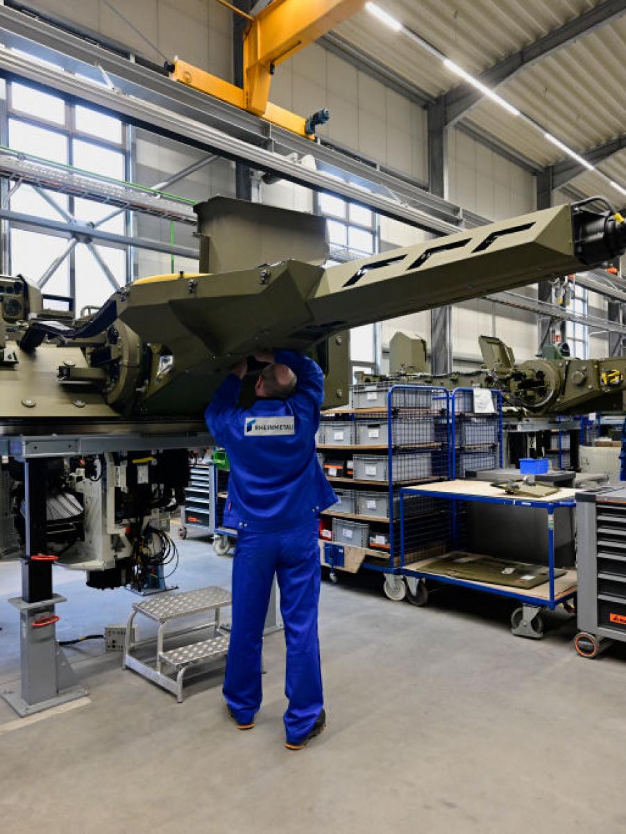 Empleados trabajan en una línea de producción de tanques del contratista de defensa alemán Rheinmetall, el 12 de febrero de 2024 en Unterluess (Alemania).