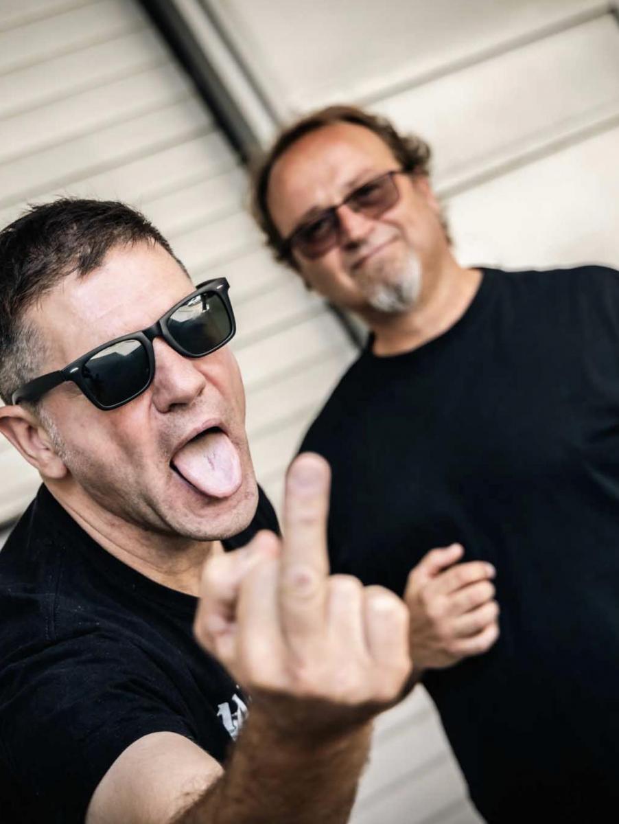 Juankar y Kosta, de Boikot, posando