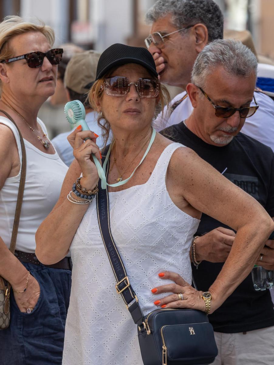 Varios turistas pasean por Toledo, este domingo, en plena ola de calor con temperaturas superiores a 39-40 grados.