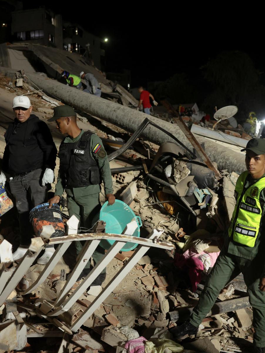 Los servicios de emergencias trabajan entre escombros tras los terremotos en Venezuela
