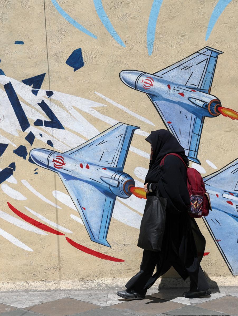 Una mujer velada pasa junto a un mural antiisraelí en Teherán (Irán), el 28 de junio de 2026.