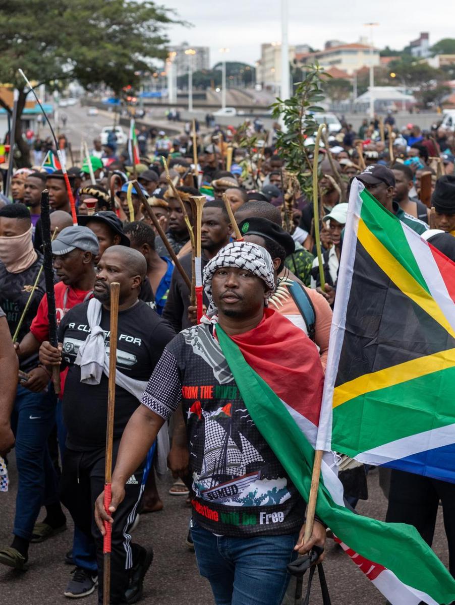 Miembros de la comunidad zulú participan en una manifestación contra indocumentados, durante una huelga del movimiento antiinmigrante en Durban (Sudáfrica), el 30 de junio de 2026.
