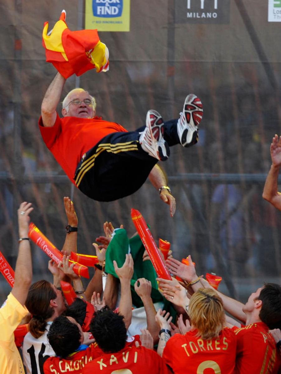 Luis Aragonés, manteado por los jugadores tras el éxito en la Eurocopa de 2008