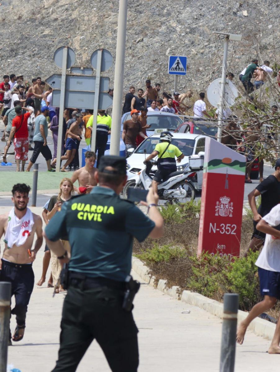 Un guardia civil ante una oleada de migrantes en Ceuta