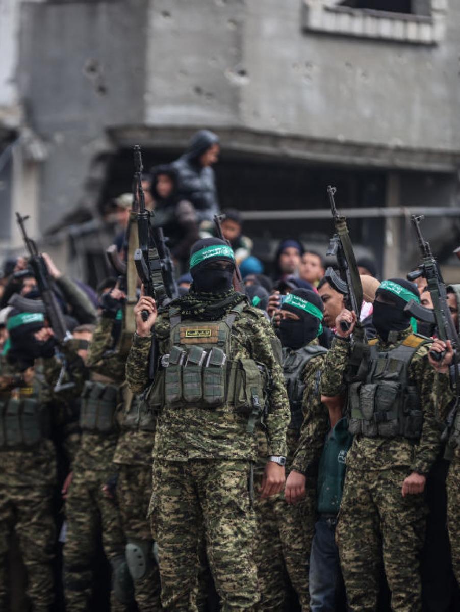 Las Brigadas Al-Qassam, brazo militar de Hamás, desplegadas en Rafah (Gaza) para supervisar la entrega de dos rehenes israelíes a la Cruz Roja, el 22 de febrero de 2025.