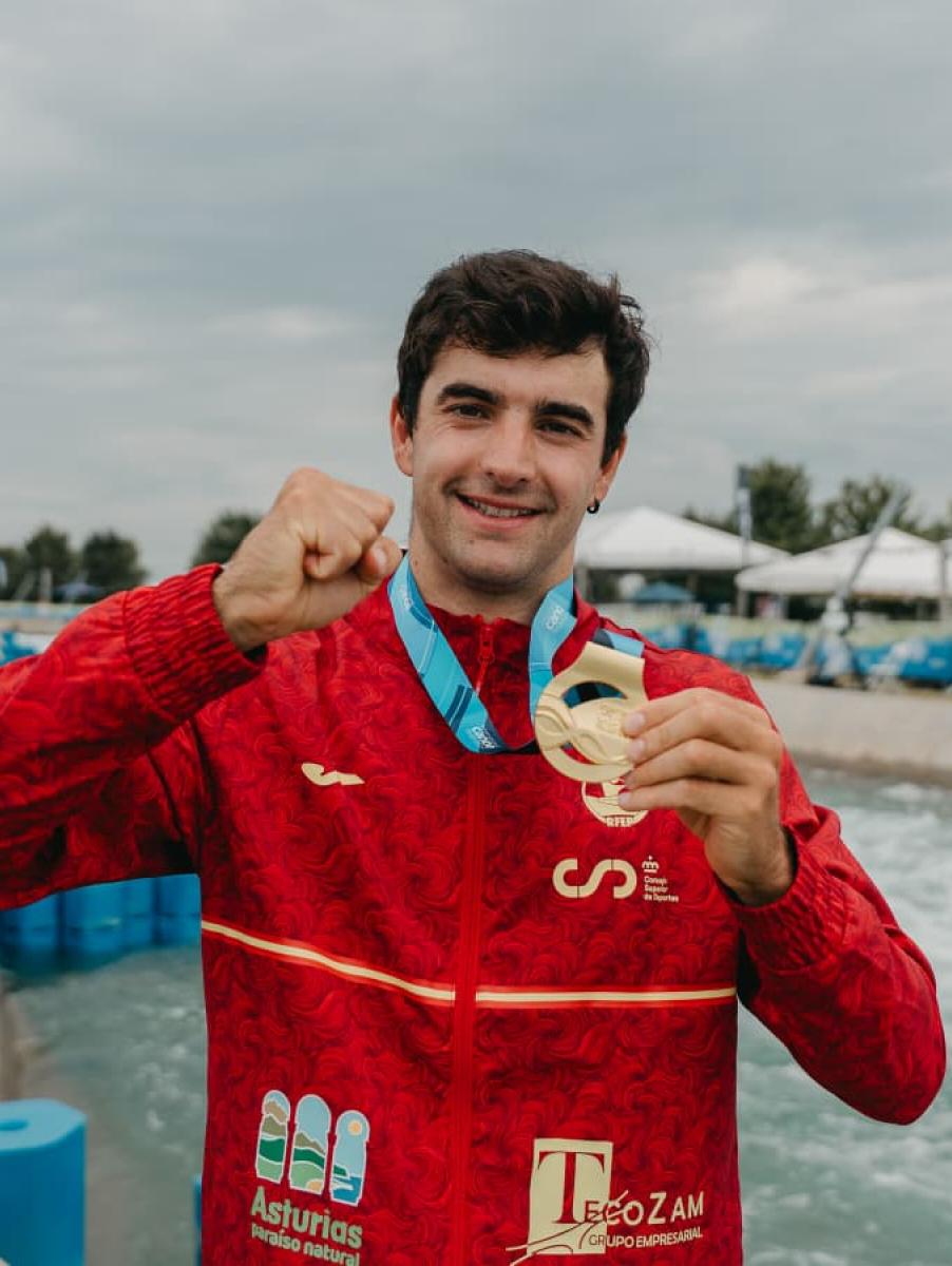 Miquel Trave posa con su oro mundial